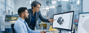 Ingenieure prüfen Baugruppen und Einzelteile in Siemens Teamcenter Share am Arbeitsplatz.